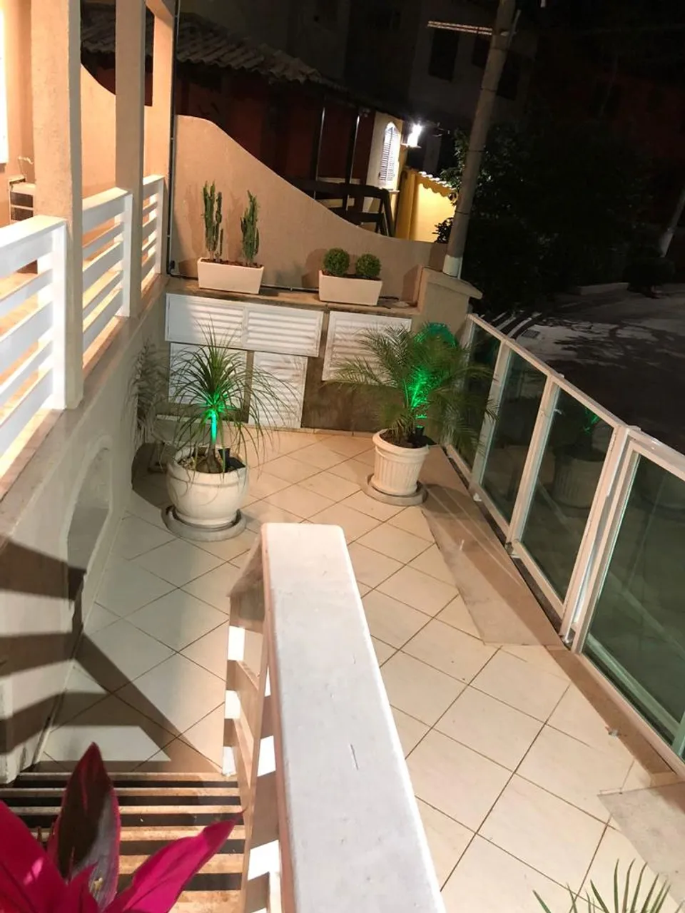 Casa de condomínio para aluguel por temporada possui 250 metros quadrados com 7 quartos